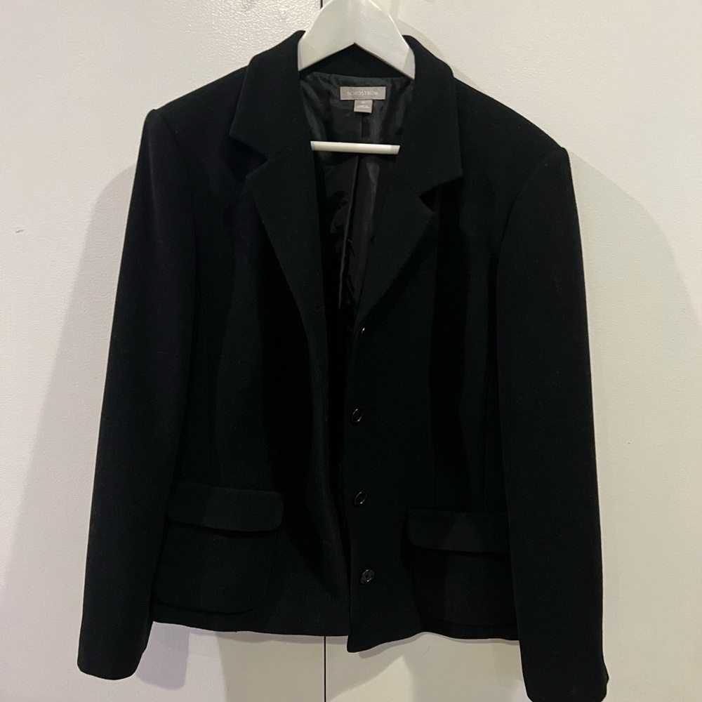 Nordstrom 100% Wool Blazer with 2 Front Pockets and one inside, size Medium. EUC